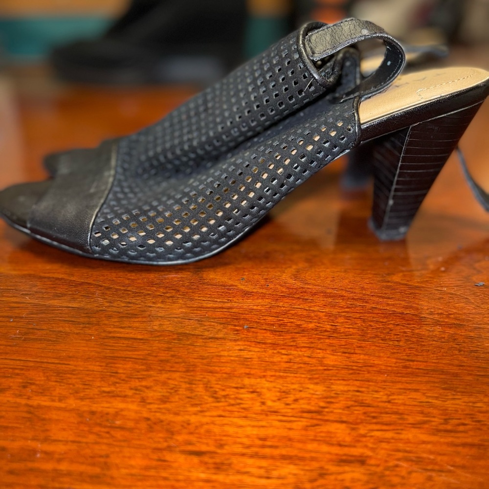 TAHARI Eloise Black Leather & Suede peep toe sling back Sandals (size 9
M)